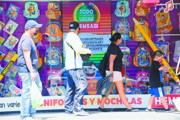 Los establecimientos mantuvieron sus puertas cerradas hasta el mediodía. Roberto Alanís
