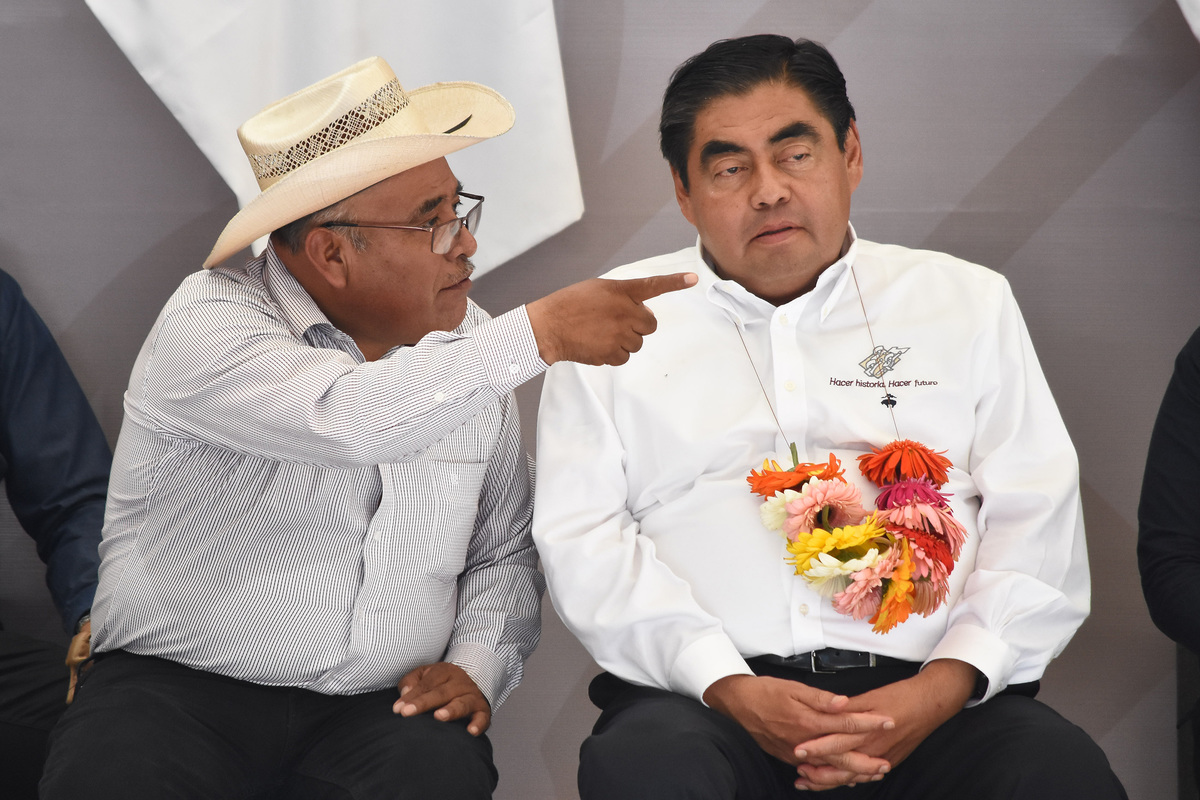 Ignacio Salvador Hernández y el gobernador de Puebla, Miguel Barbosa, durante entrega de apoyos para el campo. (Agencia Enfoque/Archivo)
