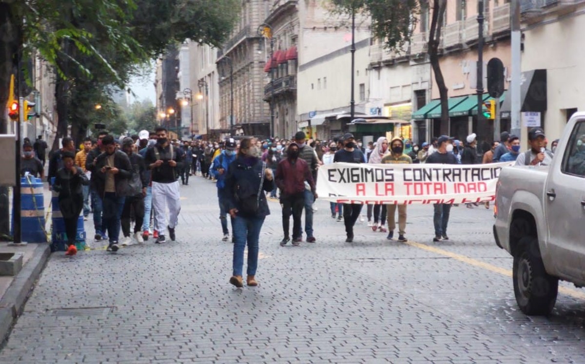Marcha de la CNTE en el Zócalo, a siete días de la instalación del plantón. (Jorge Becerril)
