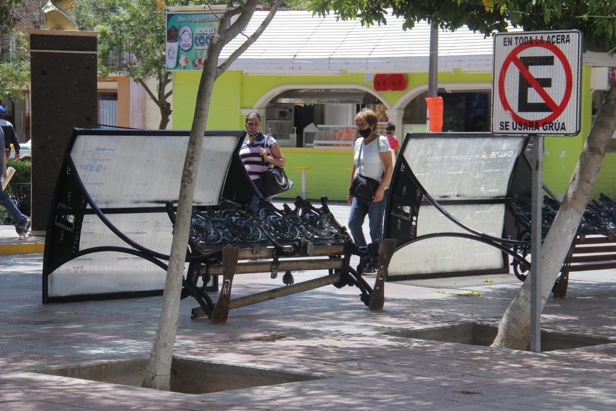 Se reinstalaron las bancas en la Plaza Principal de Lerdo. (Manuel Guadarrama)