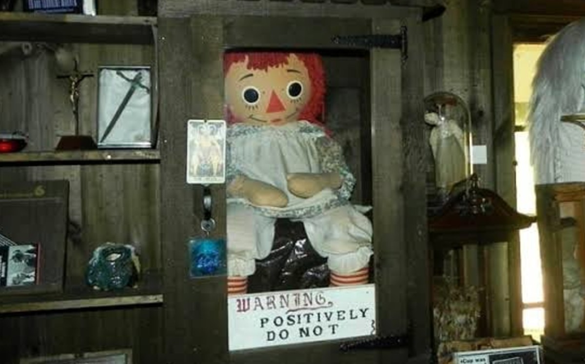 Tony Spera, encargado del Museo Warren, mostró cómo se encuentra la tenebrosa muñeca. (Instagram)