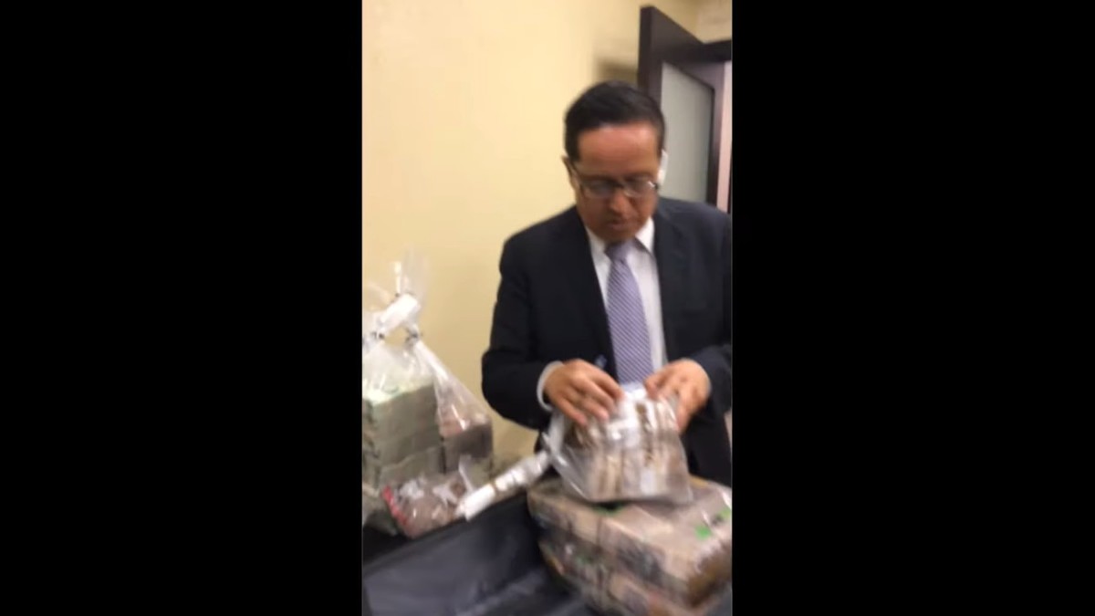 En el video se observa a Guillermo Gutiérrez recibir el dinero.