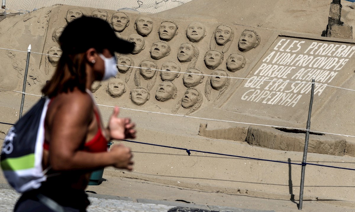 Brasil registró más de mil 300 muertes por coronavirus este martes. (EFE)