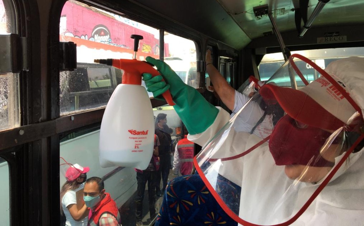 Desinfección de unidades de la Ruta 4 del paradero de Tacubaya. (Especial)