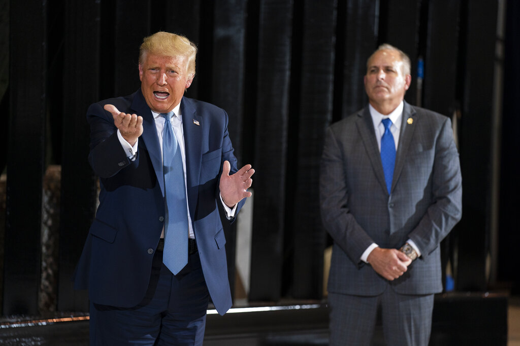 Donald Trump en su conferencia sobre el muro fronterizo en Yuma, Arizona. (AP)