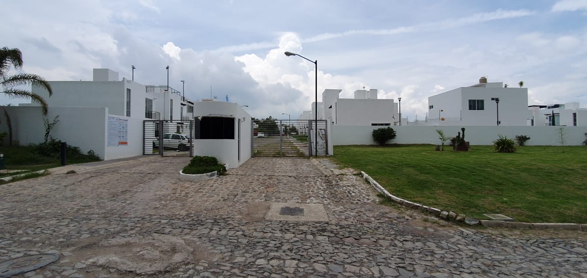 El fraccionamiento se encuentra ubicado sobre él Camino a las Pérgolas y Camino Real. (Juan Carlos Munguía)