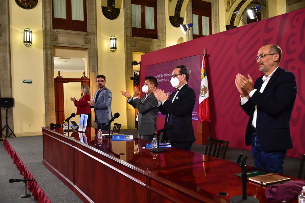 A la izquierda, David Cervantes, subsecretario de Ordenamiento Territorial y Agrario (@SE_mx)