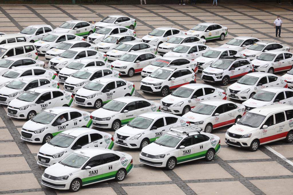 Los taxis fueron entregados a transportistas de Sinaloa.