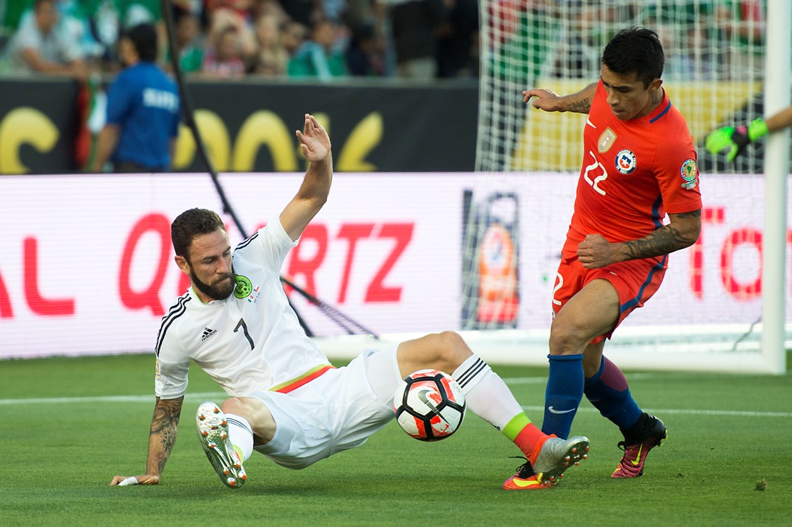 Miguel Layún ante Chile en 2016 (Imago7)