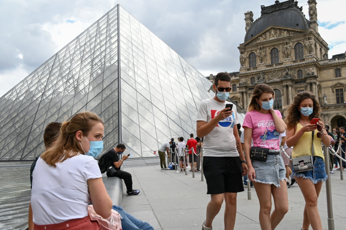 Hasta ahora el uso obligatorio de cubrebocas en Francia estaba considerado en zonas como museos. | AFP