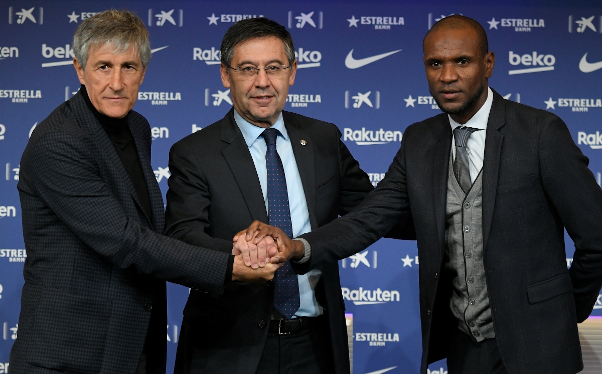 Quique Setién, Josep Maria Bartomeu y Eric Abidal (AFP)
