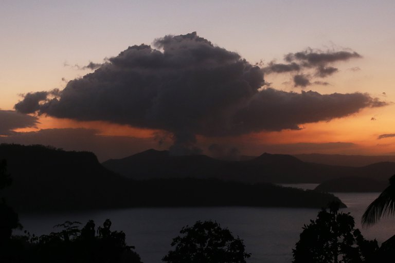 El volcán Taal de Filipinas expulsa una columna de vapor de 20 metros. (Twitter)