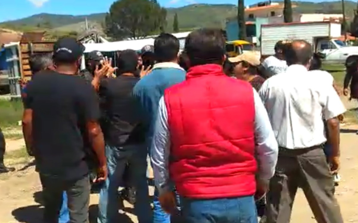 Acusan que el alcalde Nicolas Feria Romero ordenó reprimir a las manifestantes. (Especial)