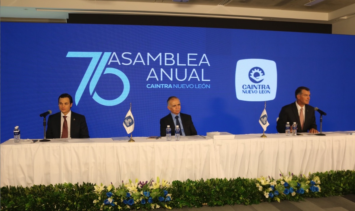 Al centro, Alfonso Romo, Jefe de la Oficina de la Presidencia (Especial)