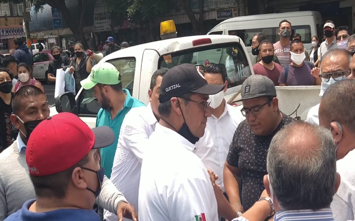 Los comerciantes afectan la circulación con dirección al Centro Histórico./ César Velázquez