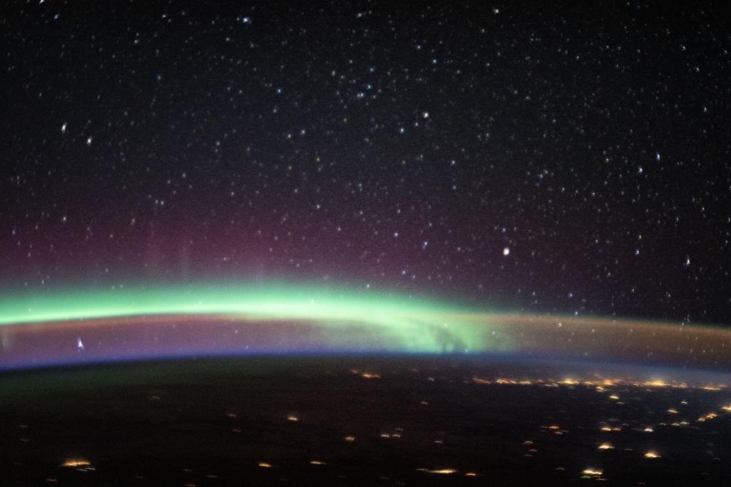 Dos fenómenos de luz coinciden en el cielo (NASA)