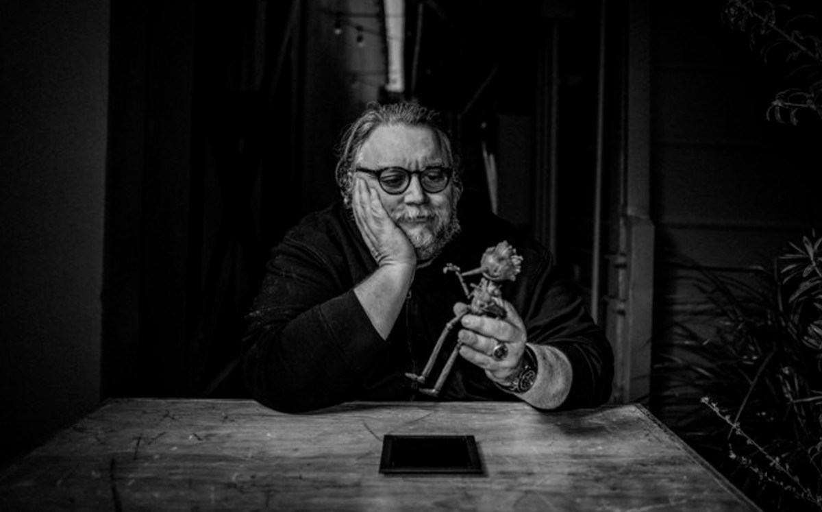 Guillermo del Toro sosteniendo la marioneta de Pinocho (Netflix).