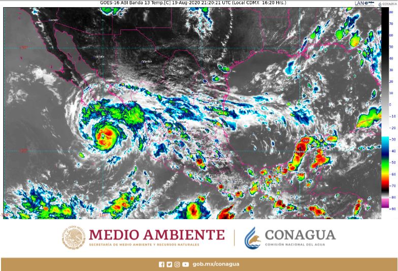 El huracán se ubica en costas de Baja California Sur.