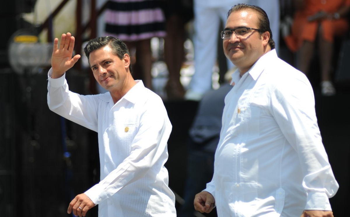 Javier Duarte se acercó a Peña Nieto  en las escalinatas del avión presidencial donde le entregó una carpeta. (Cuartoscuro)