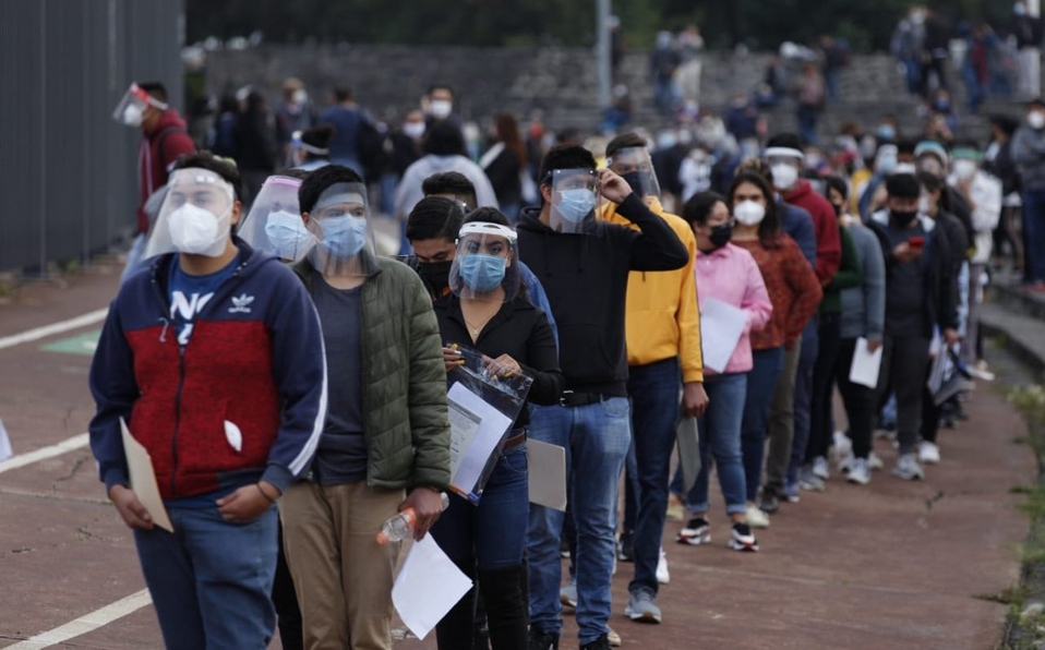 Largas filas y sana distancia: UNAM aplica examen de ingreso en estadio Olímpico