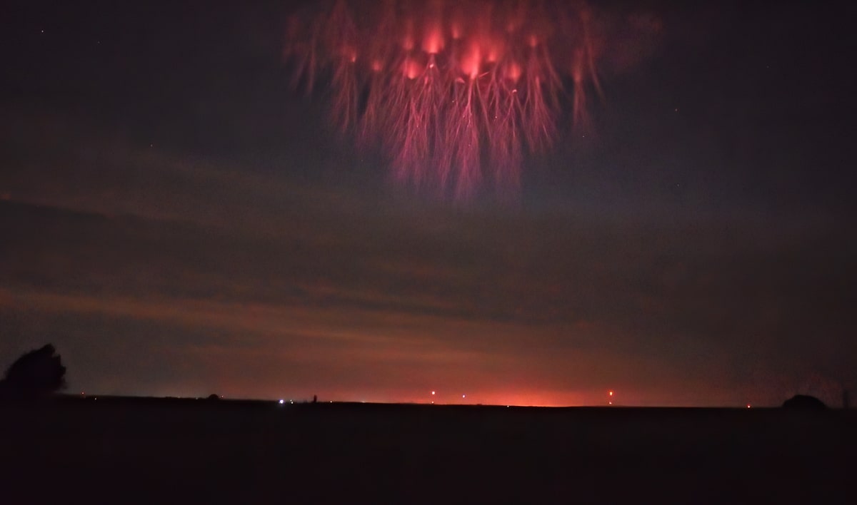 Medusas aparecen en el cielo (Twitter: @PaulMSmithPhoto)