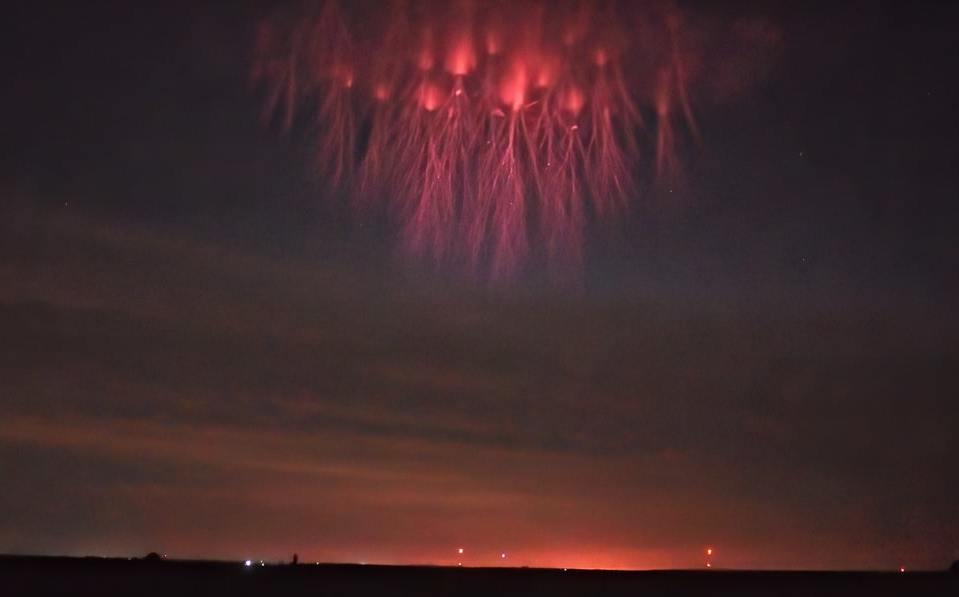 Medusas rojas captadas en el cielo durante tormenta eléctrica, qué son ...