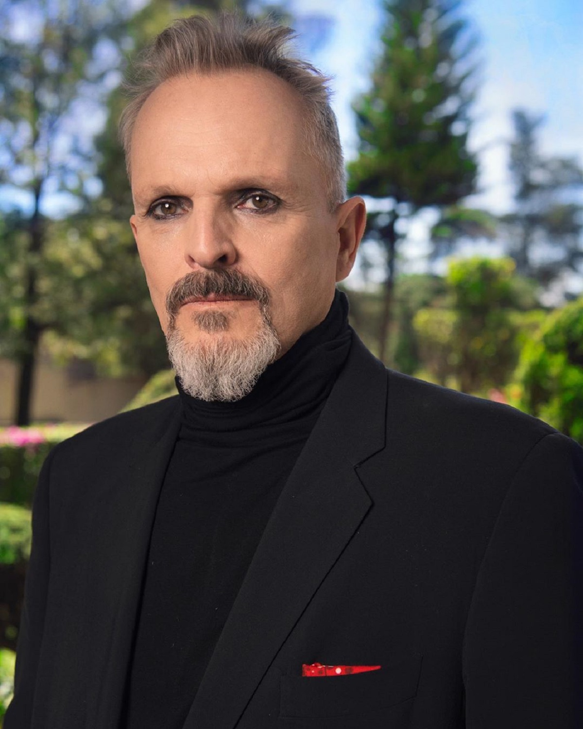 Un video se ha hecho viral en redes sociales donde se ve a Miguel Bosé usar un cubrebocas (Instagram).