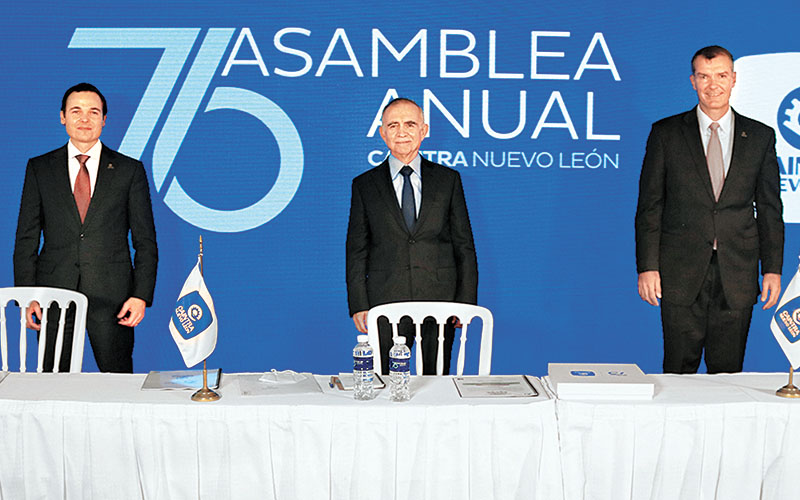 Adrián Sada, presidente de Caintra NL, el jefe de la Oficina de la Presidencia, y Guillermo Dillon, director general de Caintra NL. (Especial)