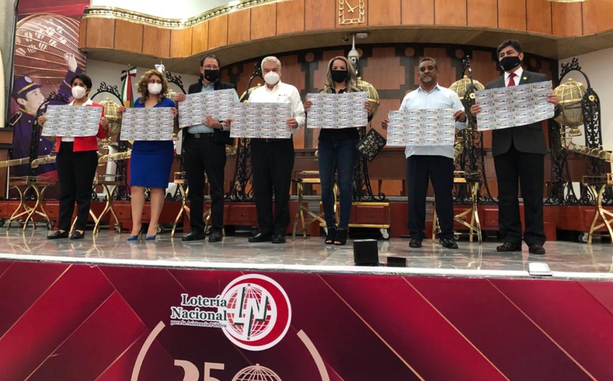 La bancada petista adquirió en total 44 series con valor de 10 mil pesos. (Especial)