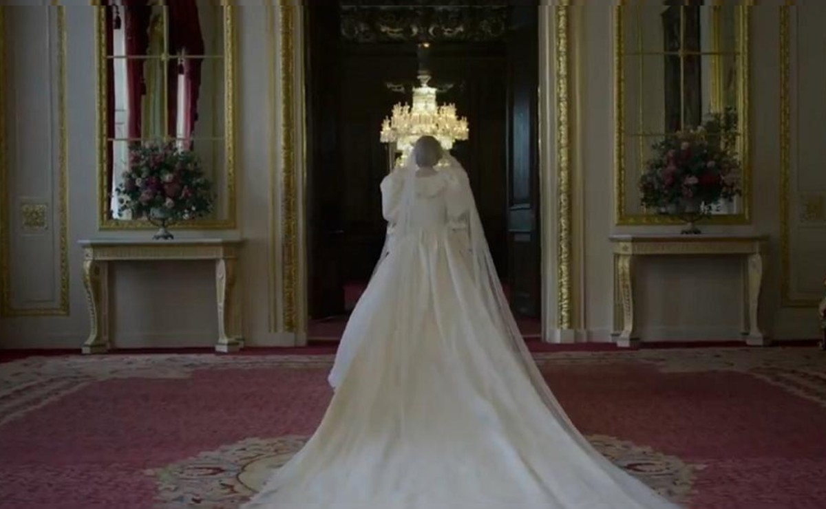 Lady Di luciendo su vestido de novia en The Crown