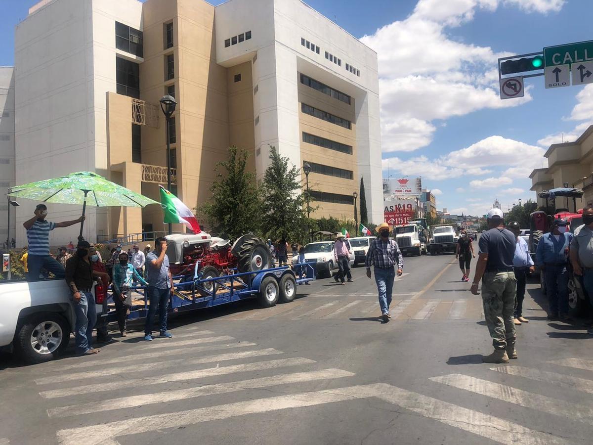 Los productores continúan con el bloqueo en el palacio de gobierno. (Norma Ponce)