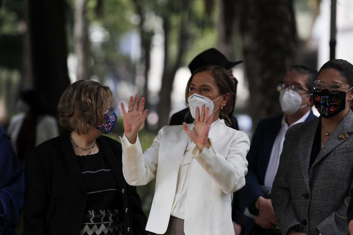 Beatriz Gutiérrez Müller durante la develación de la estatua de Leona Vicario en Paseo de la Reforma. (Omar Franco)