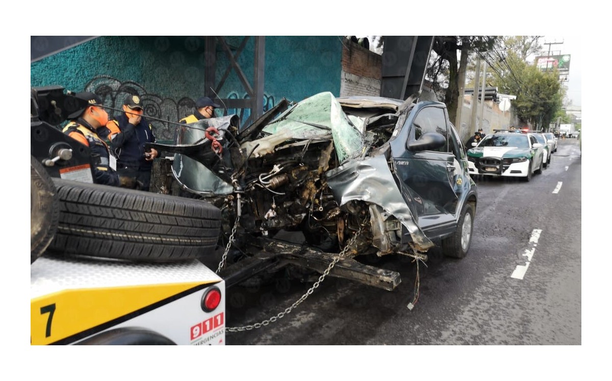 Bomberos, Cruz Roja y personal del ERUM trabajaron en conjunto para rescatar al conductor. (Jorge Becerril)
