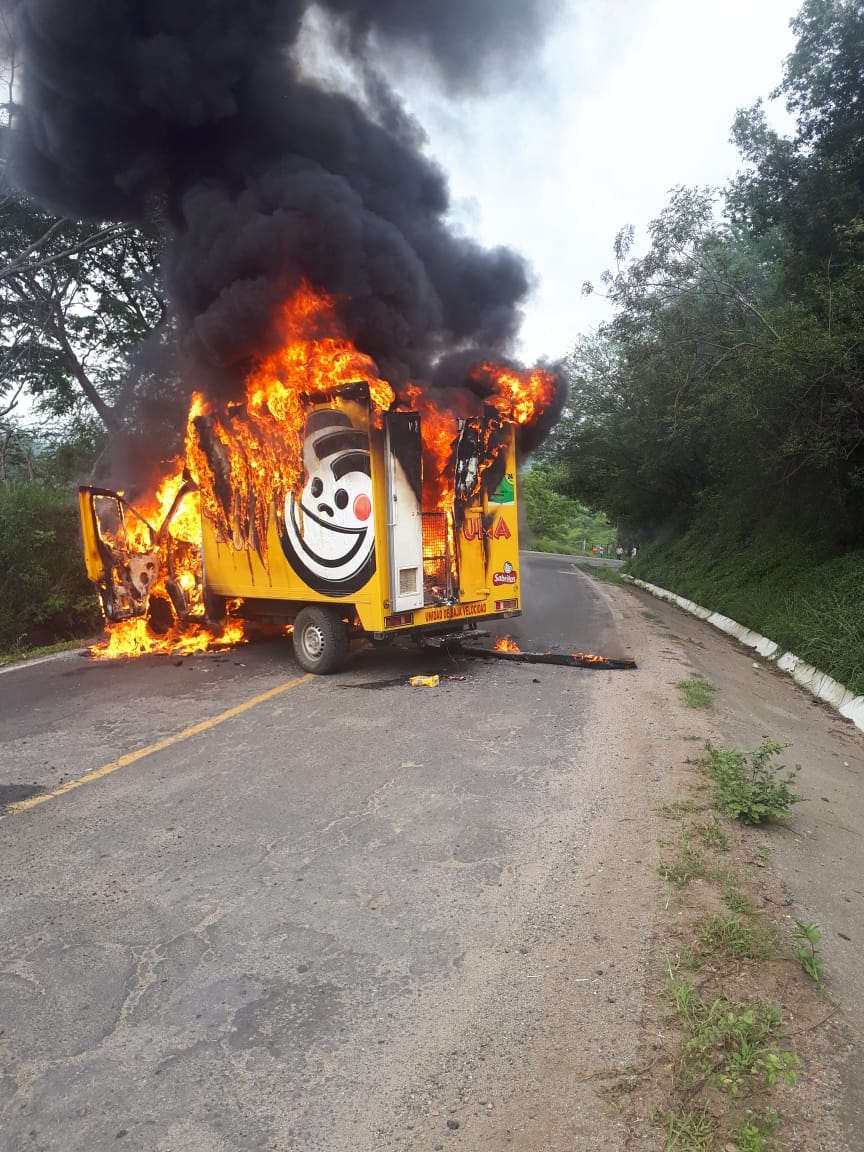 Una camioneta repartidora fue quemada en un camino. (Jocelyn Estrada)