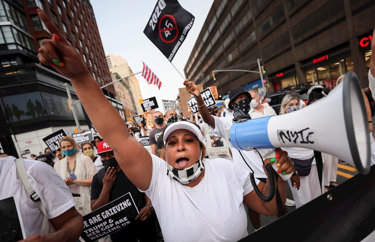 Cientos marcharon en Nueva York para protestar contra el manejo de la pandemia de coronavirus. (EFE)