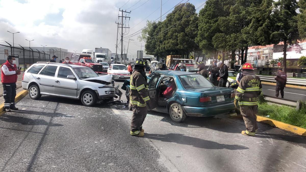 Esto dejó intensa carga vehicular, hasta que las unidades fueron retiradas por medio de grúas.