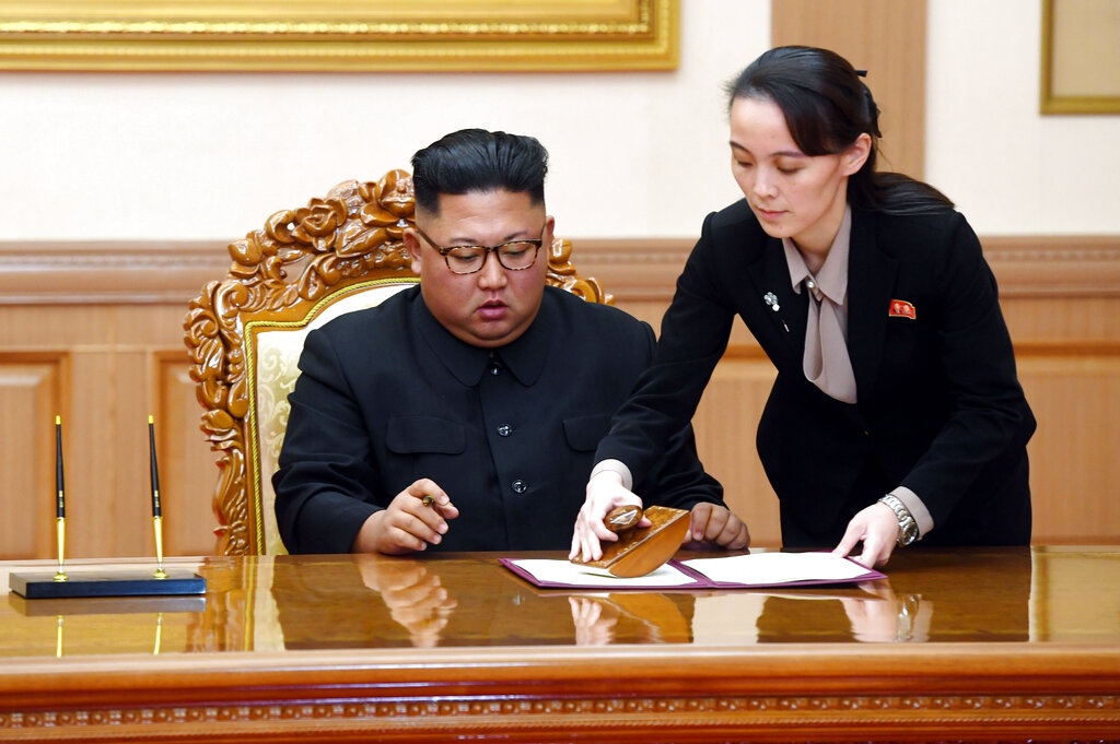 Kim Jong-un y Kim Yo-jong en un acto oficial del gobierno de Corea del Norte. (AP)