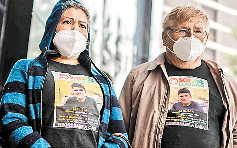 Parientes de Luciano pidieron ayuda en Palacio Nacional. (AFP)
