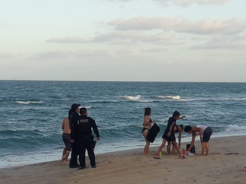 Personas son desalojadas de Playa Miramar
