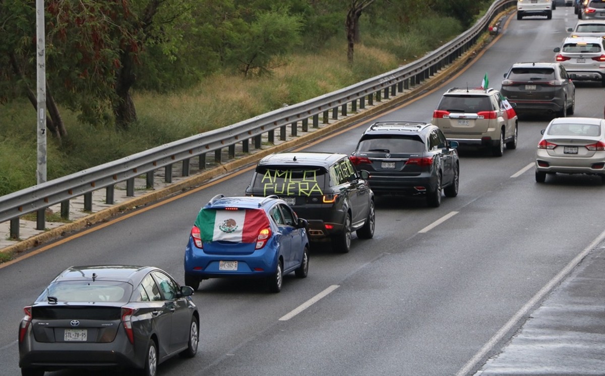 Prohíben en Nuevo León caravanas de autos y ciclistas