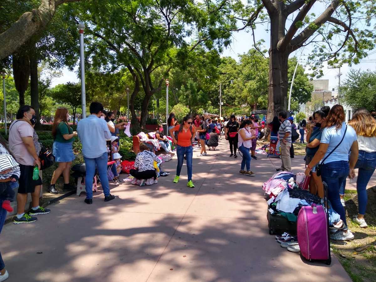 Desde hace cinco años en el PArque Rojo se realizan varios trueques, intercambios y ventas de ropa (María Ramírez)