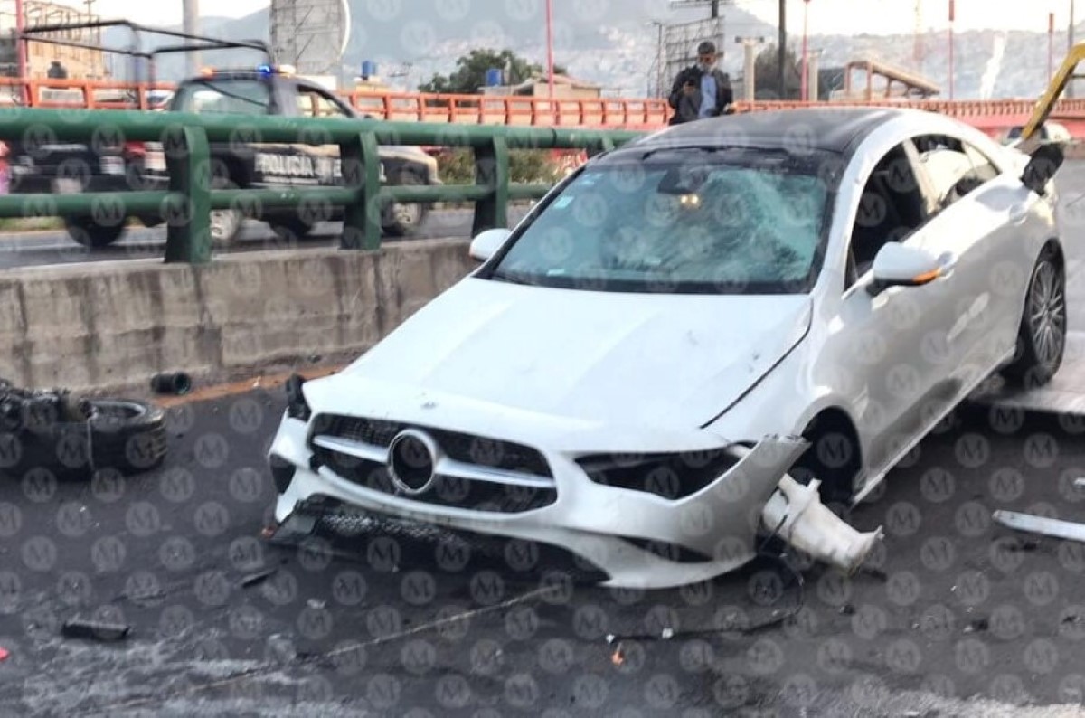 Auto Mercedes-Benz choca en la México-Pachuca. | Jorge Becerril
