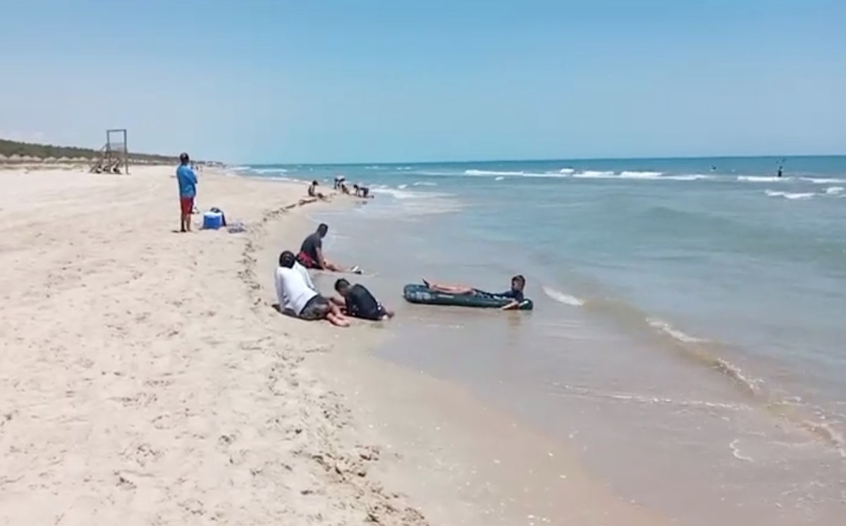 Bañistas en playa La Pesca, Soto la Marina
