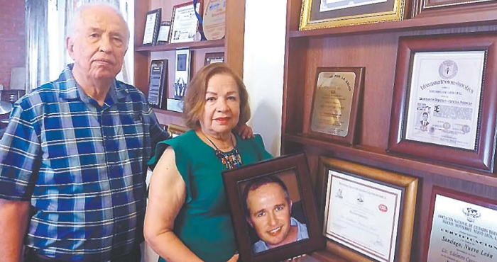 Don Arturo y doña Rubinia conservan el título y diplomas de su hijo en las paredes de la casa. JAVIER SEPÚLVEDA