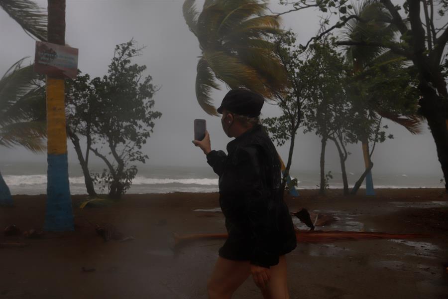 Se espera que las tormentas tropicales Laura y Marco se acerquen a la costa de Estados Unidos con la fuerza de un huracán o casi de huracán. (EFE)