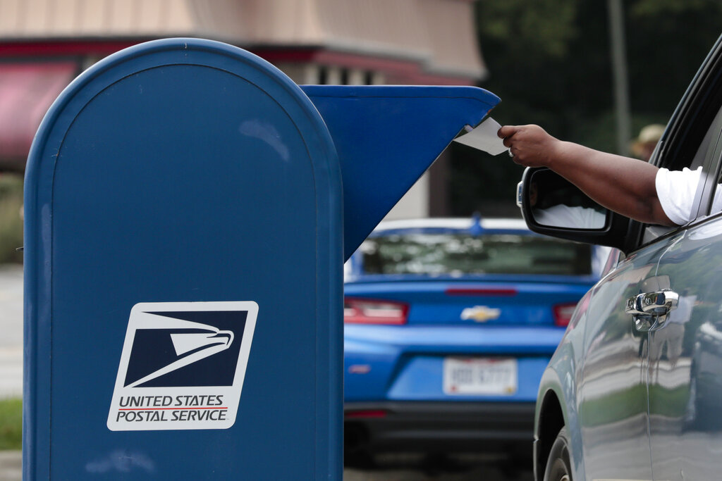 En EU, es común que la gente vote a través del correo postal. (AP)