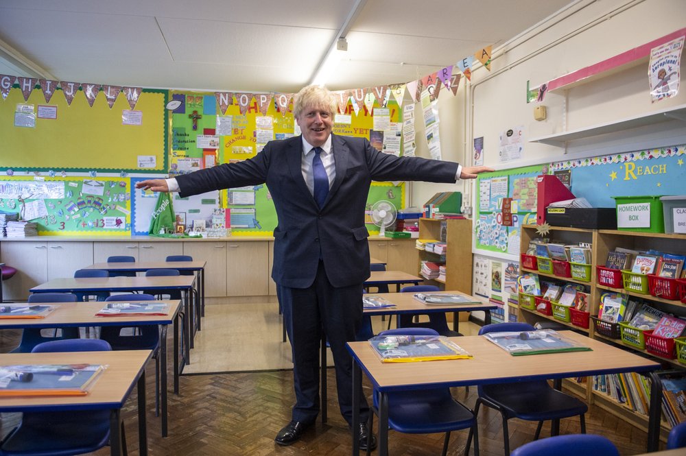 Boris Johnson visitó las escuelas para verificar que cumplan las medidas sanitarias | AP