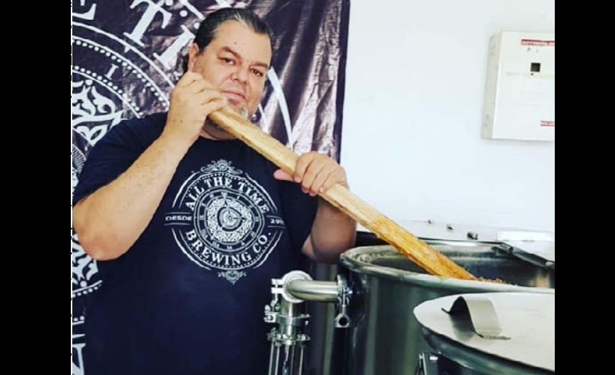 Cervecero en jefe de All The Time Brewing Co. (CORTESÍA)