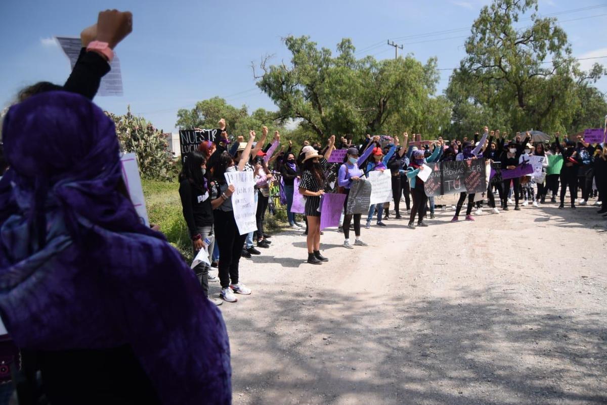 Contingente de mujeres hacen una parada en el lugar donde fue hallada Teresa, víctima de feminicidio en Progreso. (Francisco Villeda)