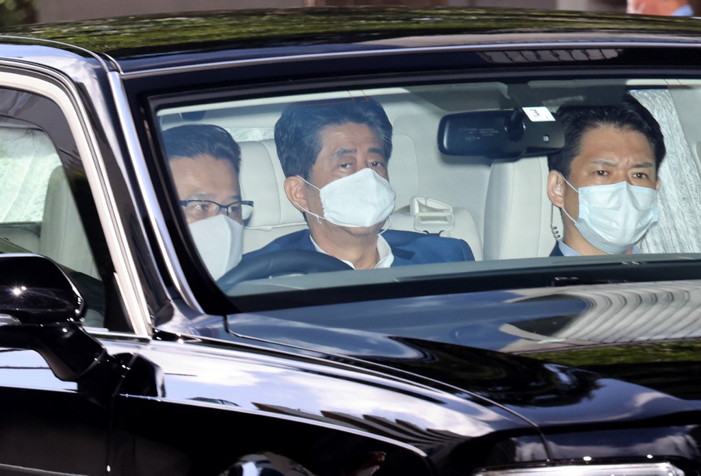 El primer ministro Shinzo Abe yendo al hospital durante la mañana del 24 de agosto. (AFP)